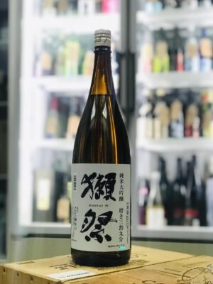 獺祭(だっさい) 純米大吟醸 磨き三割九分　1.8L 正面照